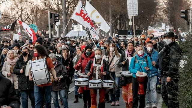Menschen demonstrieren in Hamburg mit Trommeln bei einem Sternmarsch unter dem Motto "Gegen Maskenpflicht und sonstigen Corona-Eindämmungsmaßnahmen". Menschen demonstrieren in Hamburg mit Trommeln bei einem Sternmarsch unter dem Motto "Gegen Maskenpflicht und sonstigen Corona-Eindämmungsmaßnahmen".