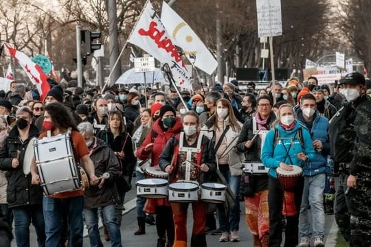 Menschen demonstrieren in Hamburg mit Trommeln bei einem Sternmarsch unter dem Motto "Gegen Maskenpflicht und sonstigen Corona-Eindämmungsmaßnahmen".