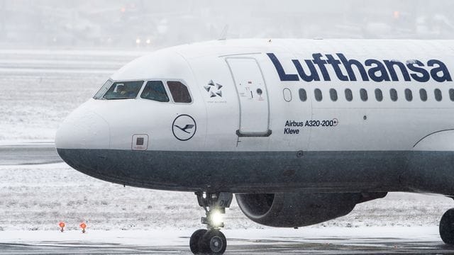 Die Lufthansa stellt zunächst für sieben Tage alle Flüge nach oder über Russland ein. Die Lufthansa stellt zunächst für sieben Tage alle Flüge nach oder über Russland ein.