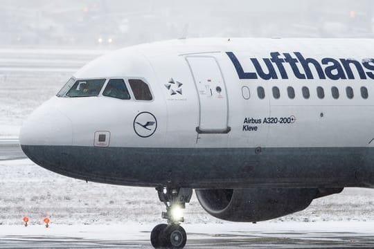 Die Lufthansa stellt zunächst für sieben Tage alle Flüge nach oder über Russland ein.