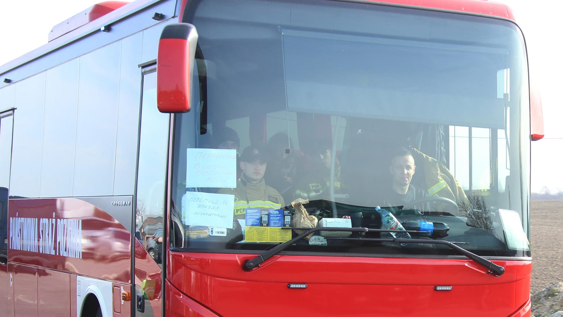 Ein Shuttlebus bringt Geflüchtete vom Grenzübergang in Medyka zum Bahnhof in Przemyśl.