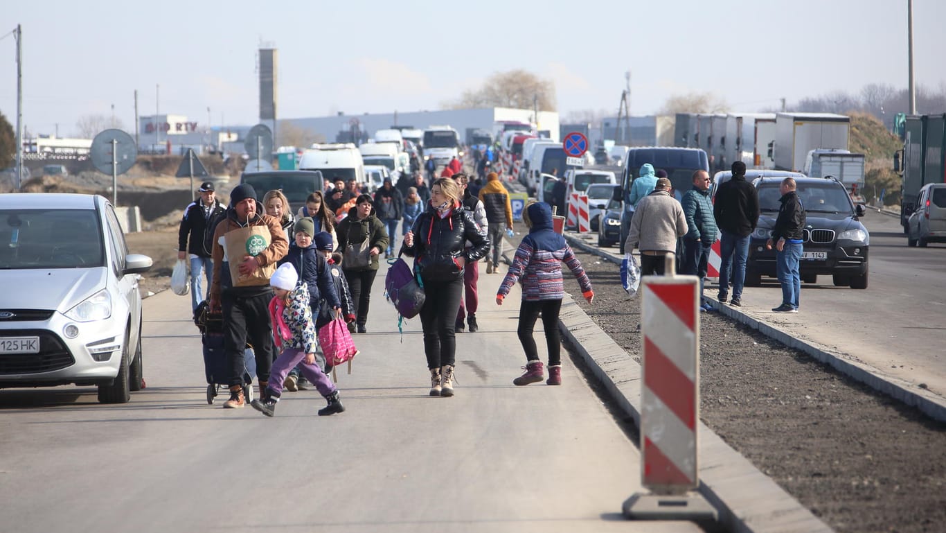 Über die polnische Grenze in Medyka kommen viele junge Frauen mit Kindern, ihre Ehemänner und Brüder dürfen seit Freitag nicht mehr aus der Ukraine ausreisen.