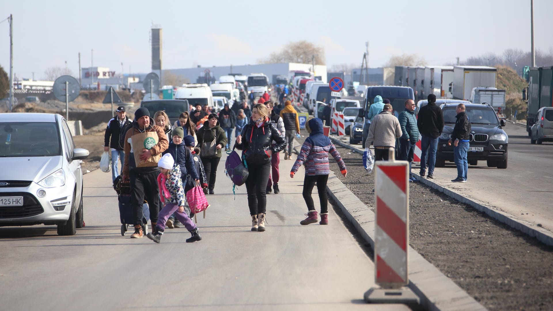 Über die polnische Grenze in Medyka kommen viele junge Frauen mit Kindern, ihre Ehemänner und Brüder dürfen seit Freitag nicht mehr aus der Ukraine ausreisen.