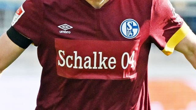 Schalke lief beim KSC ohne dem Gazprom-Schriftzug auf den Trikots auf.