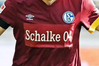 Schalke lief beim KSC ohne dem Gazprom-Schriftzug auf den Trikots auf.