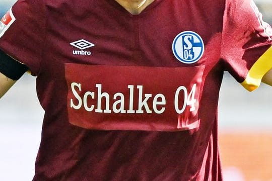 Schalke lief beim KSC ohne dem Gazprom-Schriftzug auf den Trikots auf.