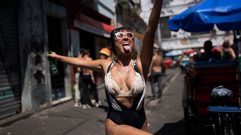 Die Stadtverwaltung in Rio de Janeiro hat wegen der Pandemie den berühmten Straßenkarneval abgesagt.