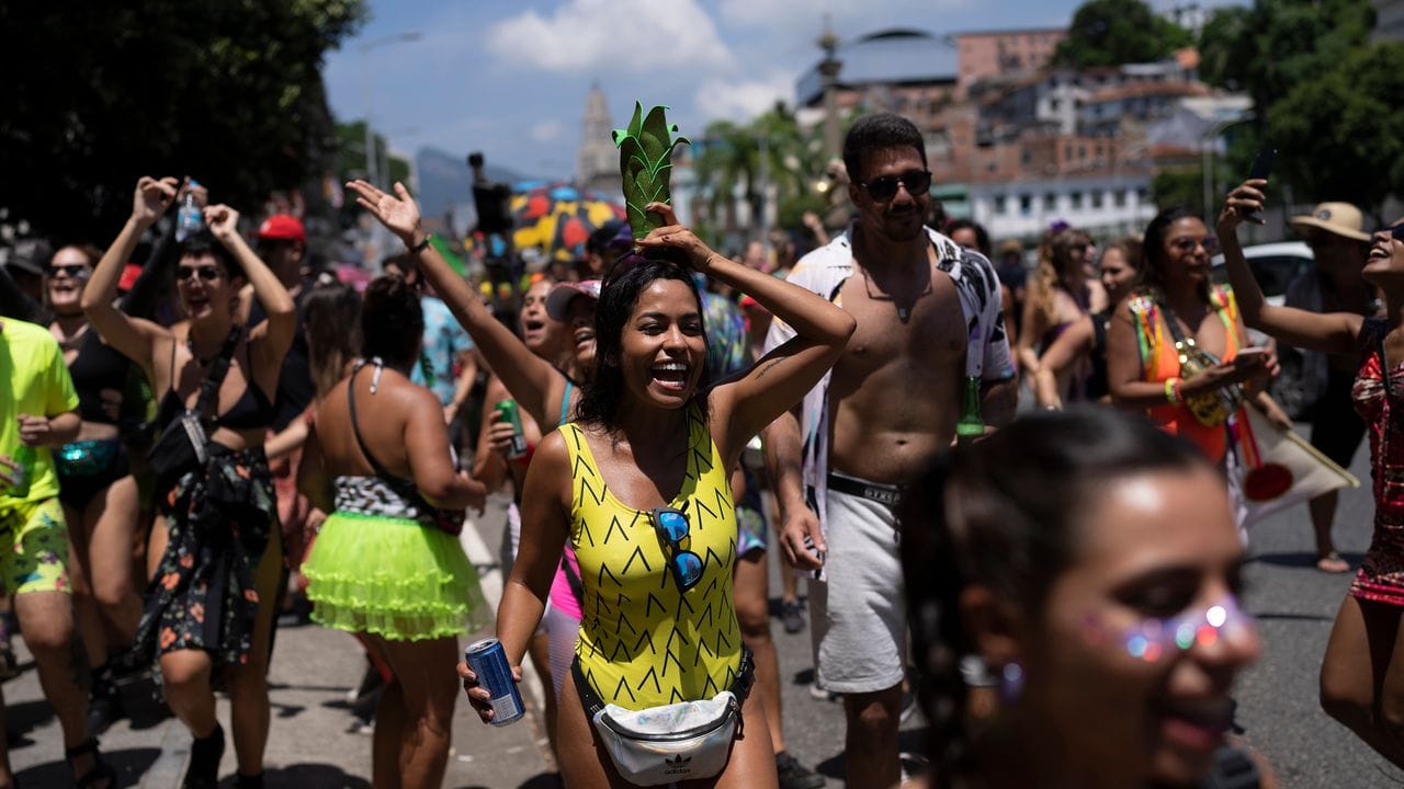 Trotz Verbot zogen Sambagruppen, sogenannte "Blocos", durch die Straßen in Rio. Trotz Verbot zogen Sambagruppen, sogenannte "Blocos", durch die Straßen in Rio.