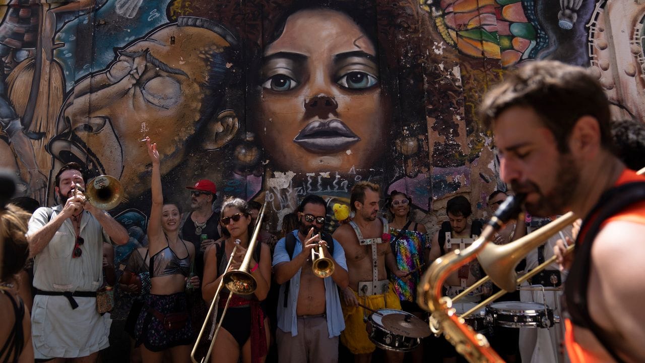 Menschen musizieren auf den Straßen während einer inoffiziellen Karnevalsparty. Menschen musizieren auf den Straßen während einer inoffiziellen Karnevalsparty.