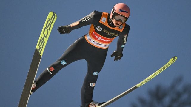 Für Karl Geiger geht es beim Weltcup um wichtige Punkte im Kampf ums Gelbe Trikot.