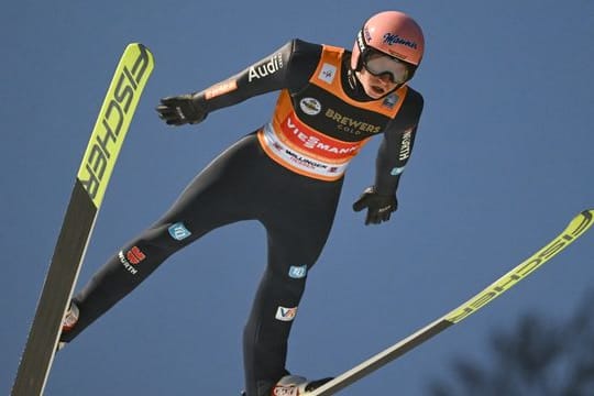 Für Karl Geiger geht es beim Weltcup um wichtige Punkte im Kampf ums Gelbe Trikot.