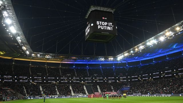 Die Mannschaften von Eintracht Frankfurt und dem FC Bayern München stehen vor dem Spiel während einer Schweigeminute für die Ukraine zusammen. Die Mannschaften von Eintracht Frankfurt und dem FC Bayern München stehen vor dem Spiel während einer Schweigeminute für die Ukraine zusammen.