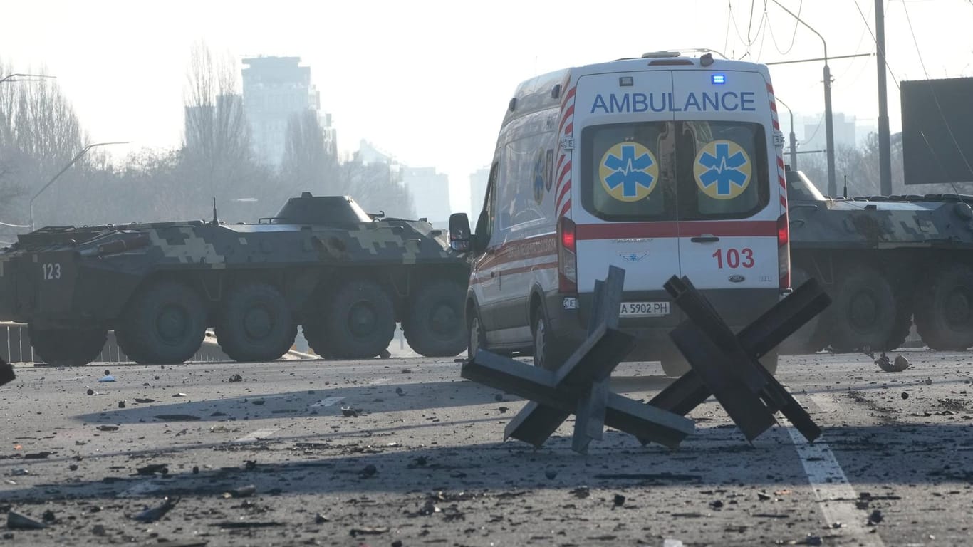 Rettungskräfte in Kiew: Bei einem russischen Angriff ist beinahe eine Deponie für Atommüll beschädigt worden.