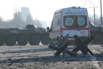 Rettungskräfte in Kiew: Bei einem russischen Angriff ist beinahe eine Deponie für Atommüll beschädigt worden.