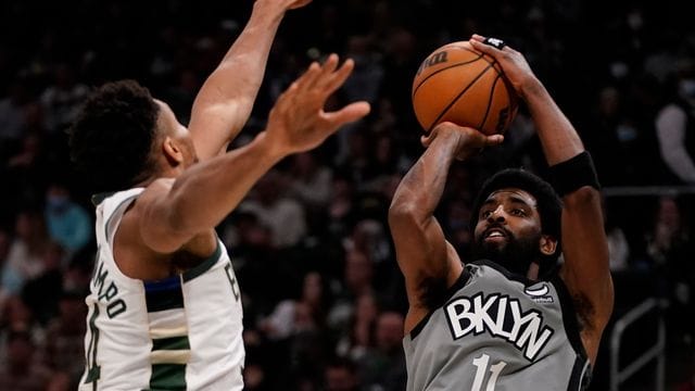 Kyrie Irving (r) von den Brooklyn Nets in Aktion mit Giannis Antetokounmpo von den Milwaukee Bucks.
