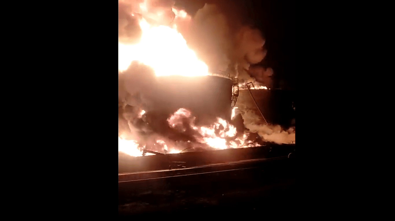 Dieses Video, verbreitet von der ukrainischen Medienplattform "Nexta", soll die Explosion eines Treibstoffdepots am Flughafen Vasilkovo nahe Kiew zeigen.