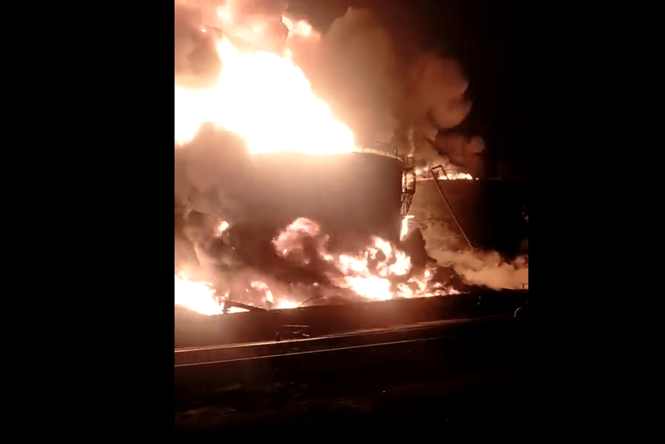 Dieses Video, verbreitet von der ukrainischen Medienplattform "Nexta", soll die Explosion eines Treibstoffdepots am Flughafen Vasilkovo nahe Kiew zeigen.
