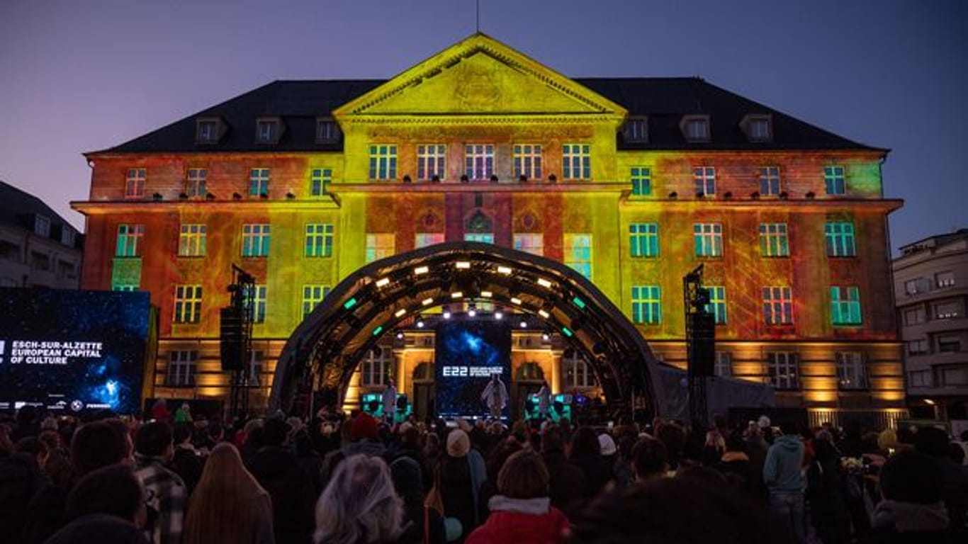 Das Rathaus in Esch-sur-Alzette wird bei der Eröffnung der Stadt als Kulturhauptstadt Europas farbenprächtig angestrahlt.