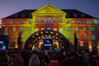 Das Rathaus in Esch-sur-Alzette wird bei der Eröffnung der Stadt als Kulturhauptstadt Europas farbenprächtig angestrahlt.