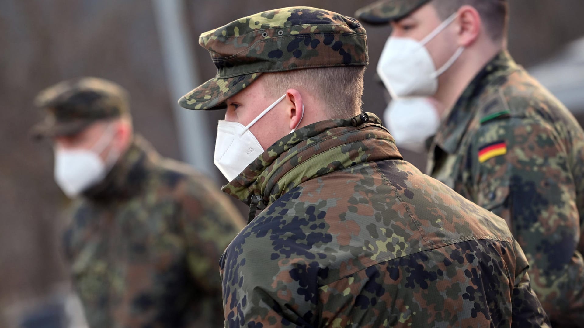 Bundeswehrsoldat bei einer Grenzkontrolle (Archivbild): Angesichts des Ukraine-Kriegs schlagen erste Politiker die Rückkehr zu einer Wehrpflicht in Deutschland vor.