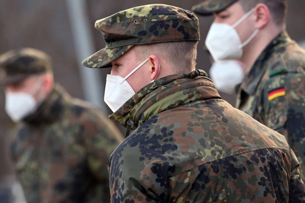 Bundeswehrsoldat bei einer Grenzkontrolle (Archivbild): Angesichts des Ukraine-Kriegs schlagen erste Politiker die Rückkehr zu einer Wehrpflicht in Deutschland vor.