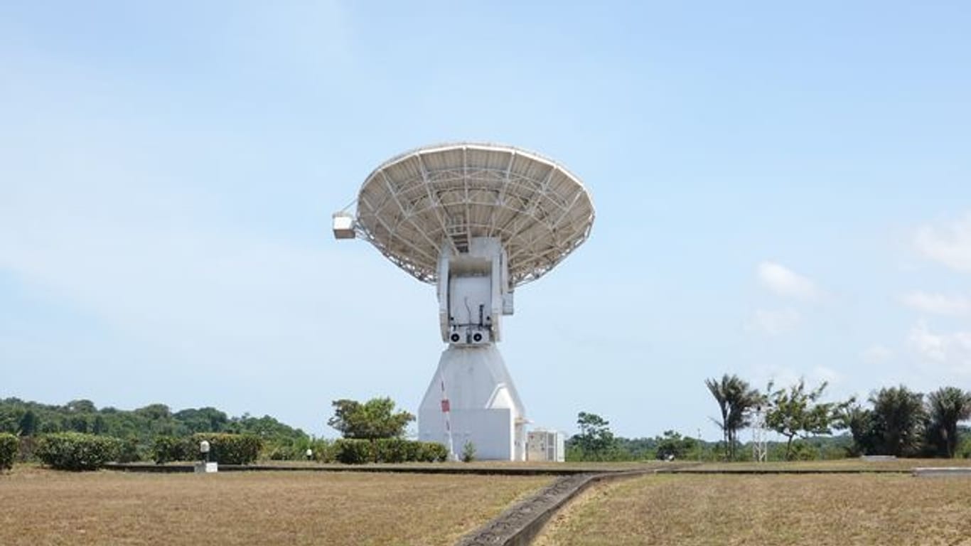 Ein Radioteleskop auf dem Gelände des Weltraumbahnhofs in Kourou.