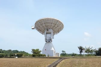 Ein Radioteleskop auf dem Gelände des Weltraumbahnhofs in Kourou.