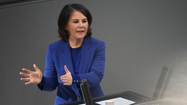 Bundesaußenministerin Annalena Baerbock hat den Kurswechsel der Bundesregierung im Zusammenhang mit den Waffenlieferungen an die Ukraine verteidigt. Bundesaußenministerin Annalena Baerbock hat den Kurswechsel der Bundesregierung im Zusammenhang mit den Waffenlieferungen an die Ukraine verteidigt.