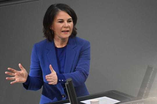 Bundesaußenministerin Annalena Baerbock hat den Kurswechsel der Bundesregierung im Zusammenhang mit den Waffenlieferungen an die Ukraine verteidigt.
