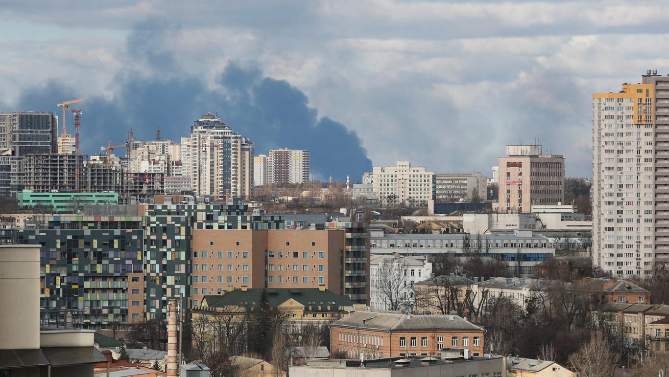 Rauchsäule über Kiew: Die ukrainische Hauptstadt ist das Hauptziel der russischen Armee.
