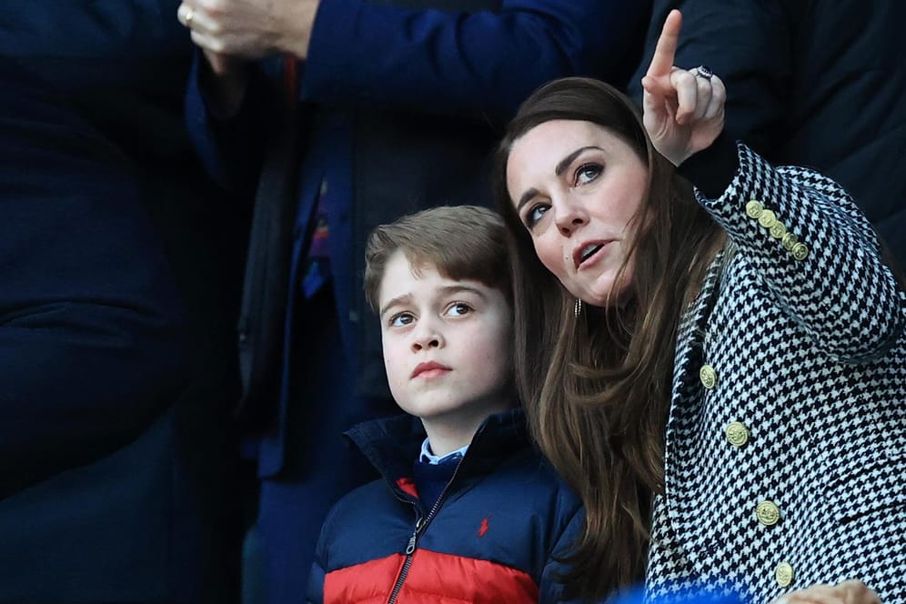 Beim Rugbyspiel: Prinz George an der Seite seiner Mutter Kate.