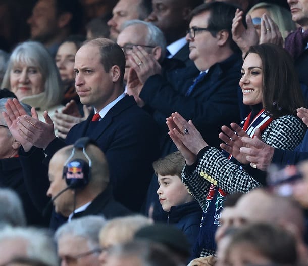 Prinz George sitzt mit seinen Eltern William und Kate auf der Tribüne.