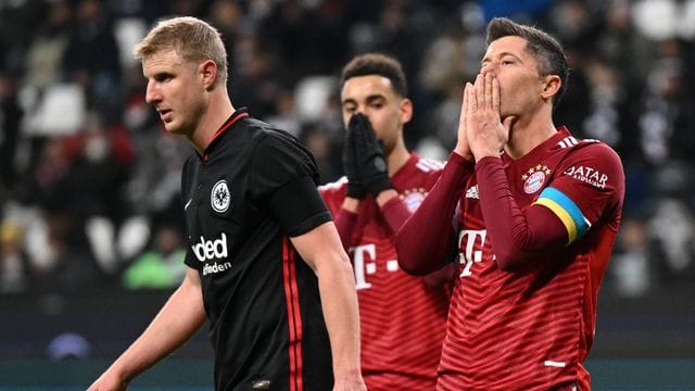 Bayerns Robert Lewandowski (r) trug in Frankfurt eine Kapitänsbinde in den ukrainischen Nationalfarben Blau und Gelb. Bayerns Robert Lewandowski (r) trug in Frankfurt eine Kapitänsbinde in den ukrainischen Nationalfarben Blau und Gelb.