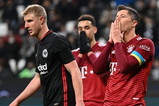 Bayerns Robert Lewandowski (r) trug in Frankfurt eine Kapitänsbinde in den ukrainischen Nationalfarben Blau und Gelb.