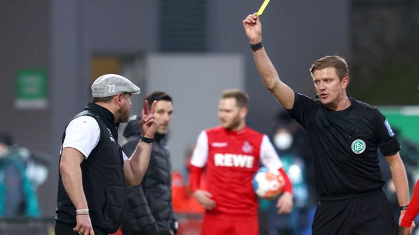 Kölner Trainer Steffen Baumgart (l) ist emotional und sah in Fürth die Gelbe Karte.