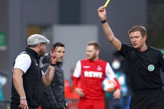 Kölner Trainer Steffen Baumgart (l) ist emotional und sah in Fürth die Gelbe Karte.