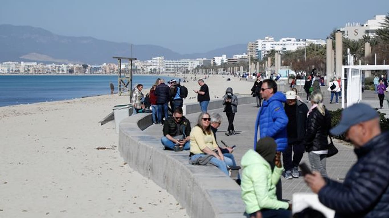 Touristen genießen die Februarsonne auf Mallorca.