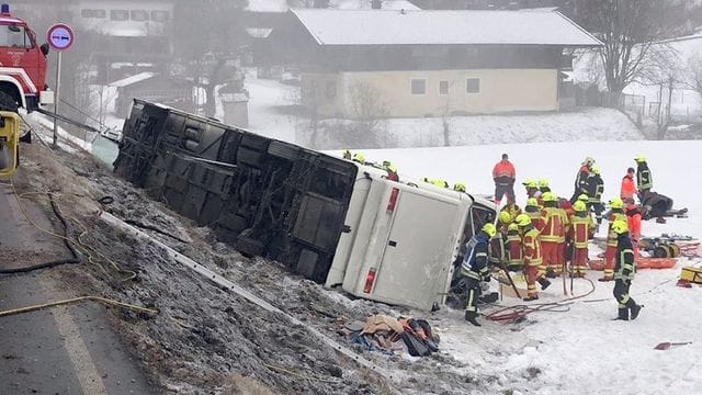 Der umgekippte Reisebus am Ortsausgang von Inzell. Der umgekippte Reisebus am Ortsausgang von Inzell.