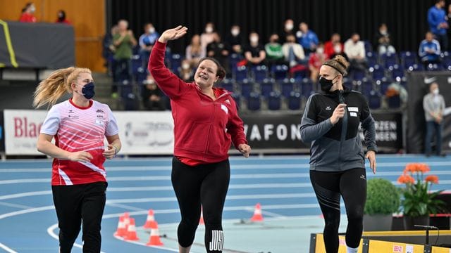 Christina Schwanitz (M) dreht in Leipzig eine Ehrenrunde.