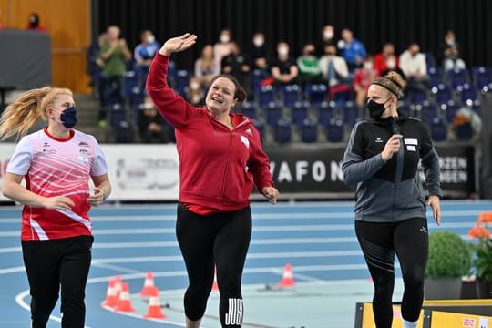 Christina Schwanitz (M) dreht in Leipzig eine Ehrenrunde.