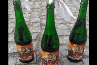 Mutmaßliche Molotow-Cocktails aus der ukrainischen Pravda-Brauerei: Die Regierung rief die Menschen zur Herstellung auf – als Waffe gegen russische Soldaten.
