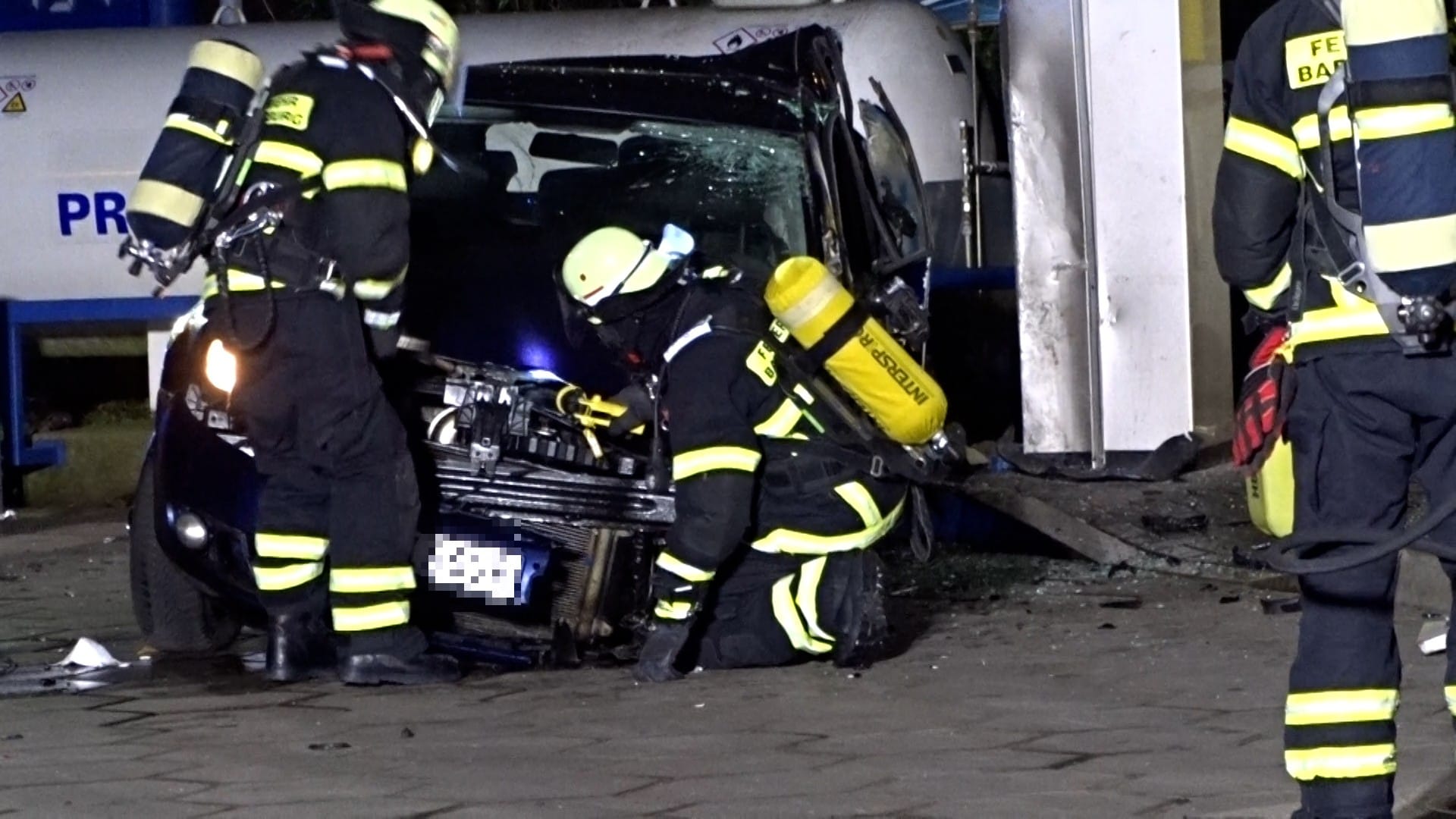 Das Wrack vor dem Tankstellengebäude: Laut Feuerwehr riss eine Achse des Autos beim Zusammenprall mit der Zapfsäule ab.