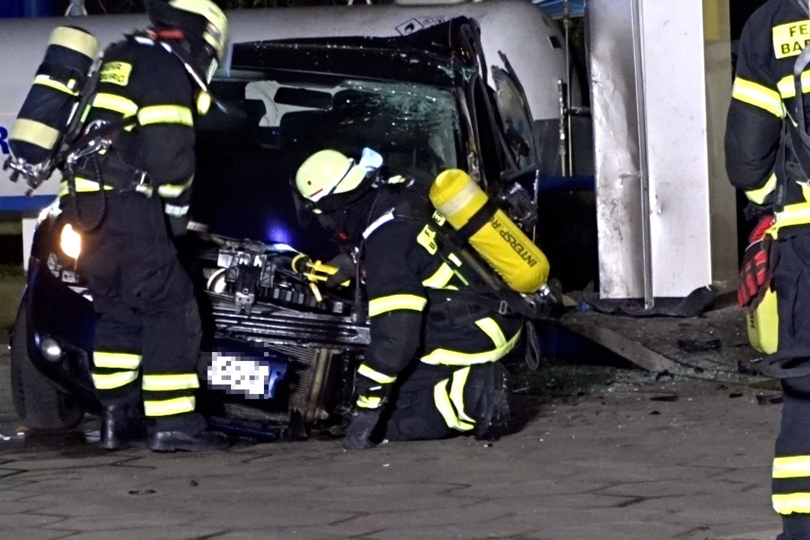 Das Wrack vor dem Tankstellengebäude: Laut Feuerwehr riss eine Achse des Autos beim Zusammenprall mit der Zapfsäule ab.