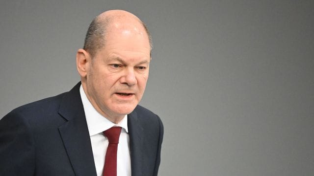Bundeskanzler Olaf Scholz während der Sondersitzung des Bundestags zum Krieg in der Ukraine. Bundeskanzler Olaf Scholz während der Sondersitzung des Bundestags zum Krieg in der Ukraine.