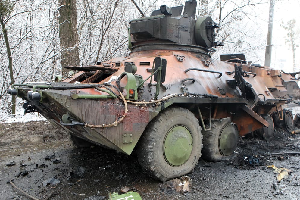 Ein beschädigtes Militärfahrzeug in Charkiw: Russische und ukrainische Truppen haben sich in der Stadt in der Ostukraine am Sonntag massive Gefechte geliefert.