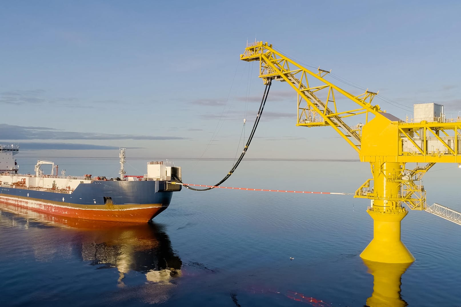 Tankschiff wird mit Flüssiggas befüllt (Symbolbild): Auch Deutschland will nun eigene Flüssiggas-Terminals bauen. Bisher gibt es kein einziges.