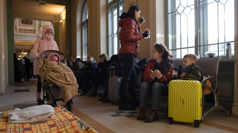 Ukrainische Flüchtlinge in Warschau: Sie dürfen kostenlos mit den Fernzügen nach Deutschland fahren. Das gab die Deutsche Bahn am Sonntag bekannt.