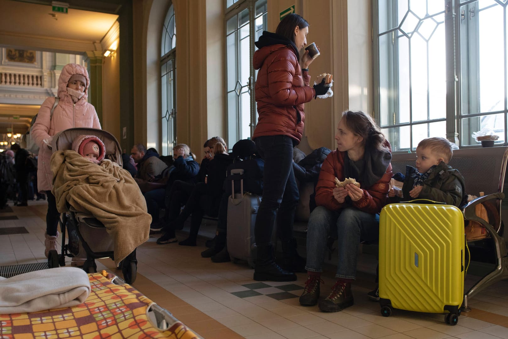 Ukrainische Flüchtlinge in Warschau: Sie dürfen kostenlos mit den Fernzügen nach Deutschland fahren. Das gab die Deutsche Bahn am Sonntag bekannt.