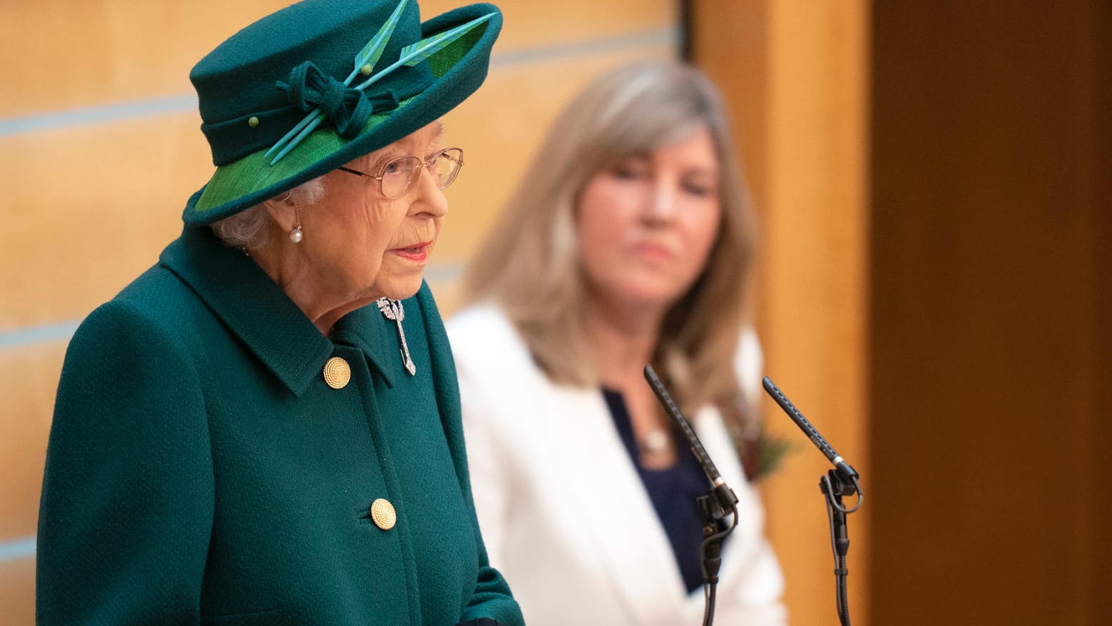 Königin Elizabeth: Die Queen hat sich mit dem Coronavirus infiziert. Königin Elizabeth: Die Queen hat sich mit dem Coronavirus infiziert.