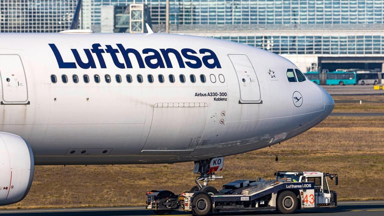 Maschine der Lufthansa: Viele Airlines müssen ihre Routen jetzt umplanen.